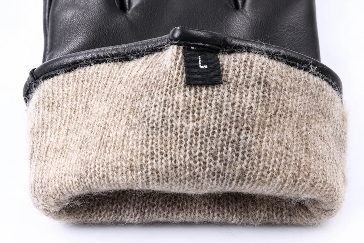 Size L label inside a folded glove cuff with a light knitted lining