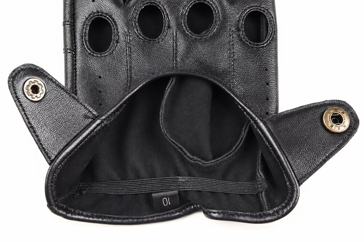 Open driving glove cuff with snap closures and a sewn size label
