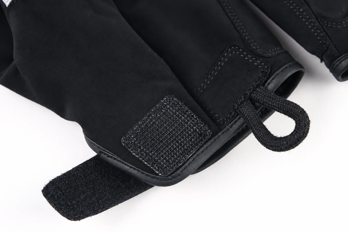 Wrist closure and pull loop on a black outdoor glove
