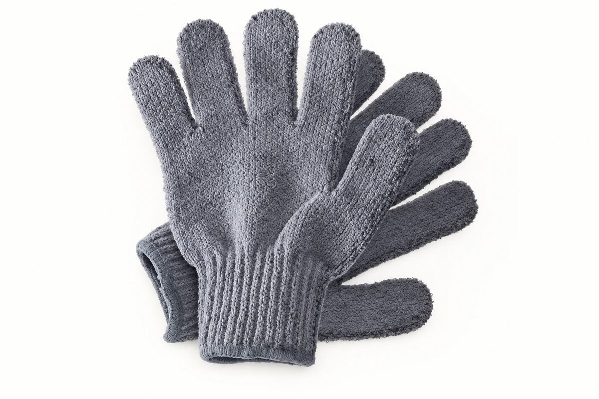 Gray knitted gloves with full fingers and ribbed cuffs
